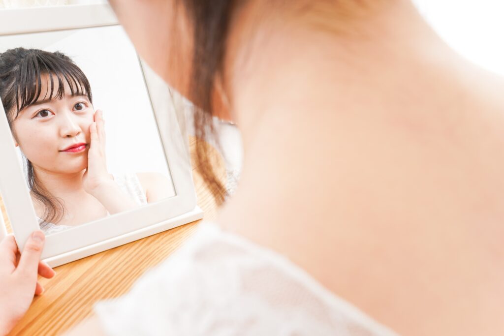 アイライナーで失敗しないためのコツとは？初心者でもきれいに描けるポイントを解説│美容情報サイト Beauty Web(ビューティーウェブ)