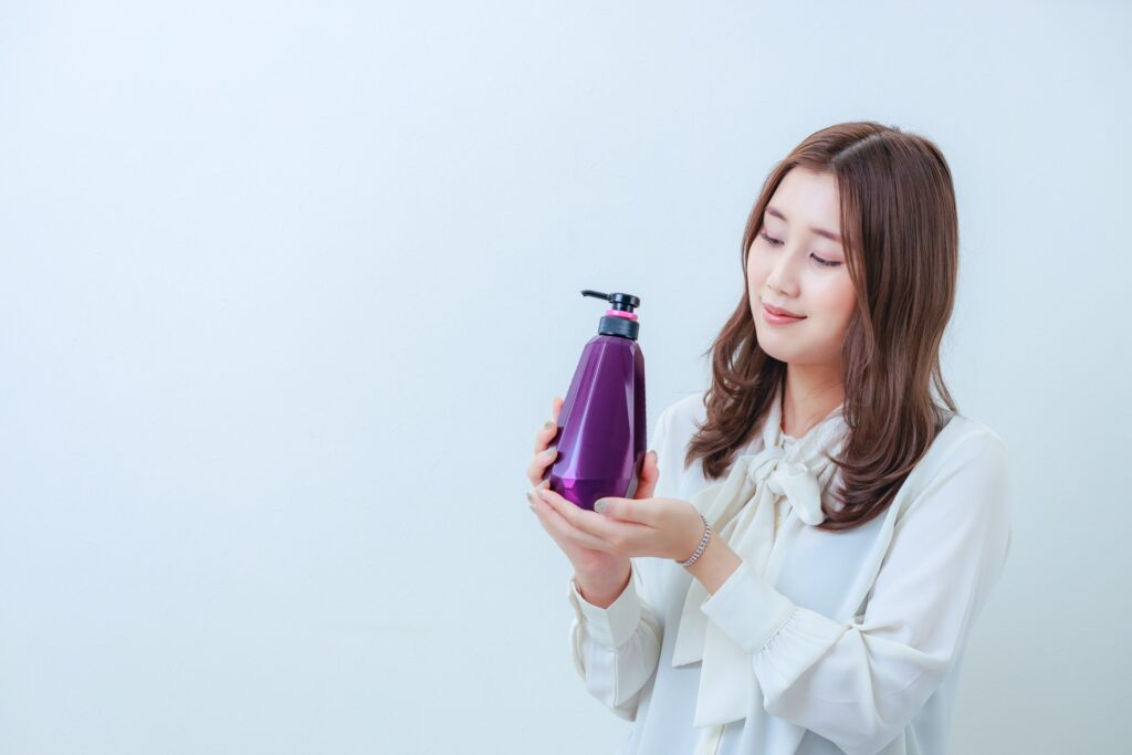 カラーシャンプーの正しい使い方|色持ちを長くキープする秘訣│美容情報サイト Beauty Web(ビューティーウェブ)