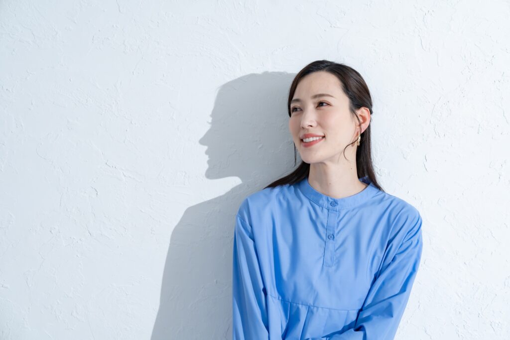 輪郭を引き締めるシェーディング方法|自然に小顔を演出するメイク術│美容情報サイト Beauty Web(ビューティーウェブ)