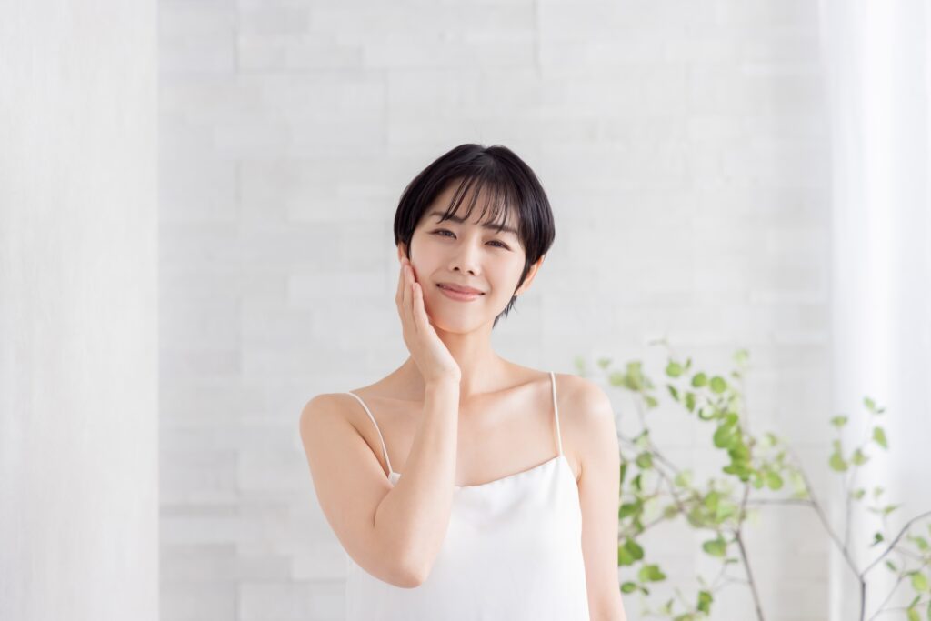 赤ら顔を改善するメイク術|自然な透明感を引き出す方法│美容情報サイト Beauty Web(ビューティーウェブ)