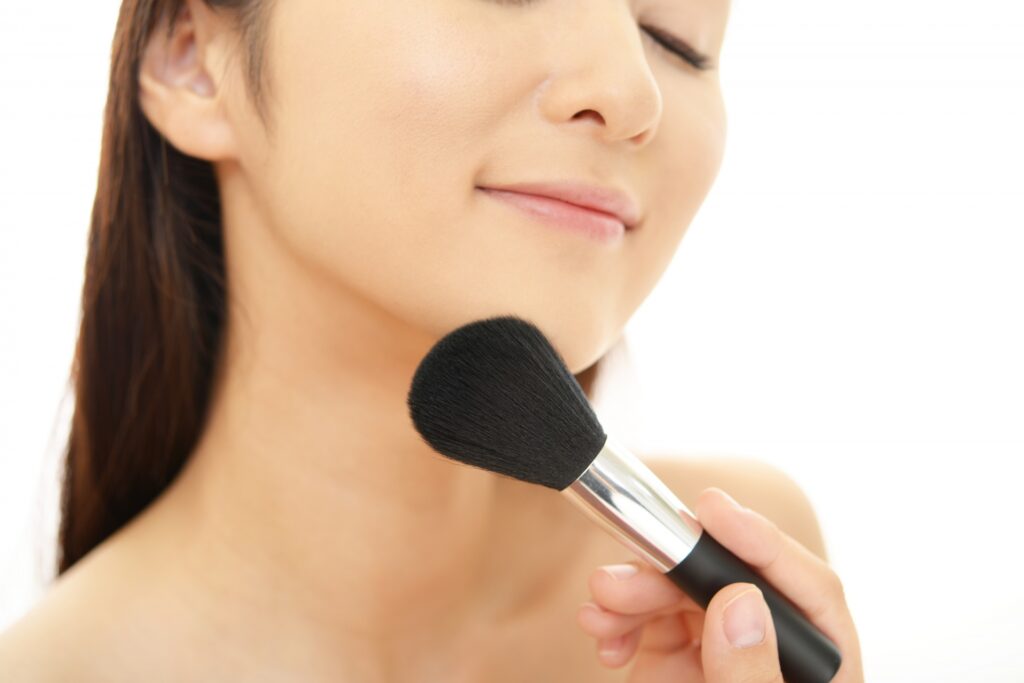 輪郭を引き締めるシェーディング方法｜自然に小顔を演出するメイク術│美容情報サイト Beauty Web(ビューティーウェブ)
