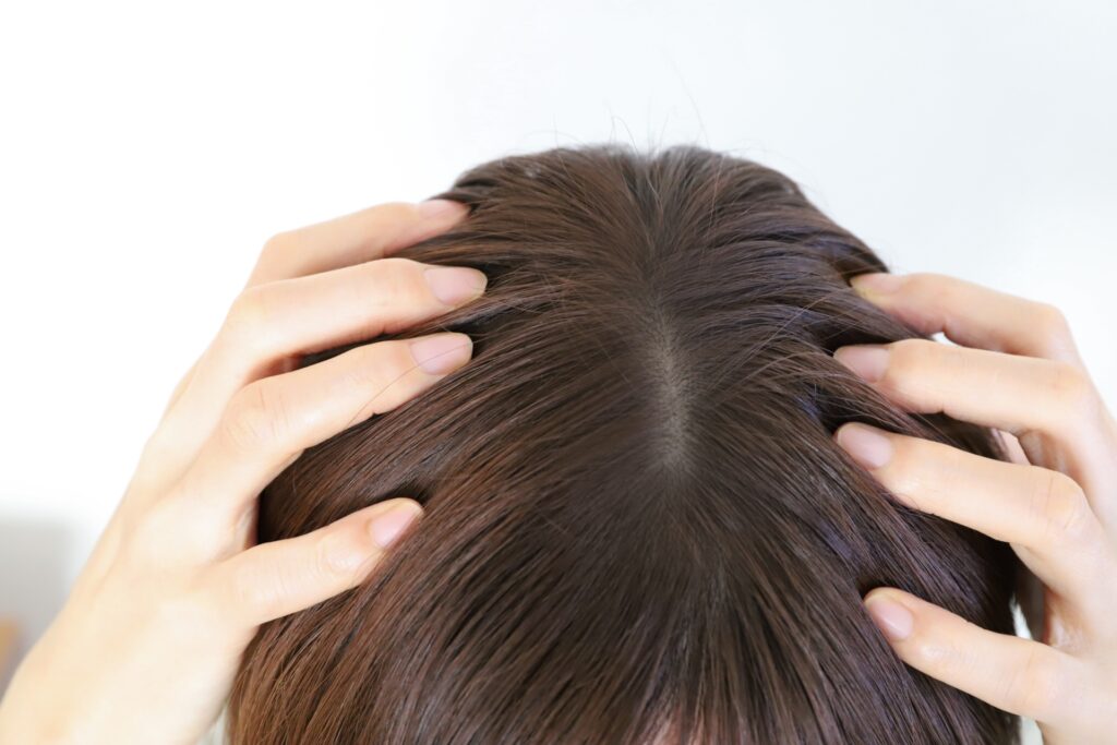 髪の毛が細くなる原因と改善方法|ハリ・コシを取り戻すヘアケア習慣│美容情報サイト Beauty Web(ビューティーウェブ)