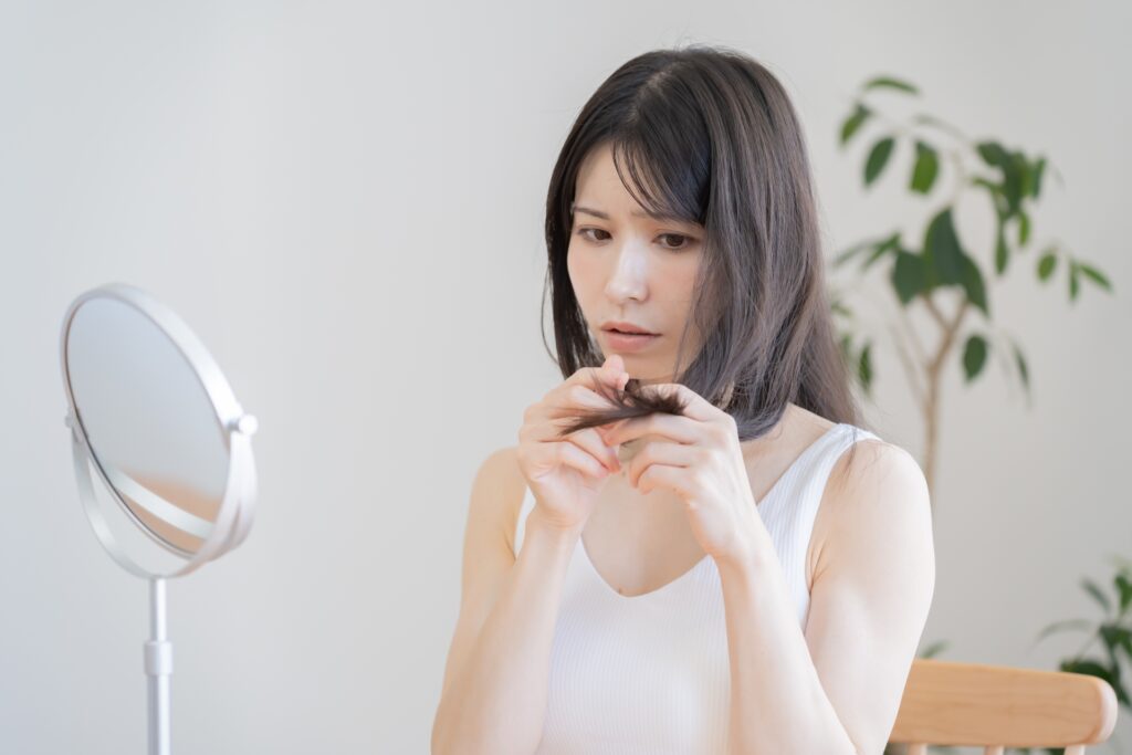 髪の毛が細くなる原因と改善方法｜ハリ・コシを取り戻すヘアケア習慣│美容情報サイト Beauty Web(ビューティーウェブ)