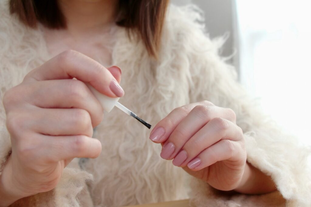 ネイルの厚塗りを改善する方法|自然で美しい仕上がりに整えるポイント│美容情報サイト Beauty Web(ビューティーウェブ)