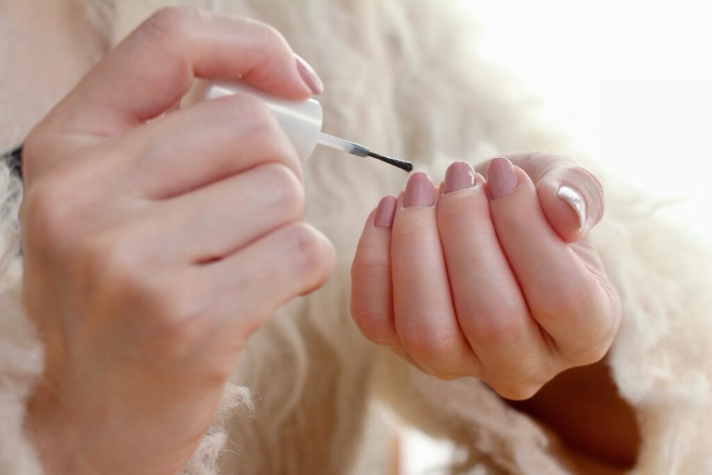 ネイルオイルの正しい塗り方｜乾燥・割れを防いで美しい指先を保つ方法│美容情報サイト Beauty Web(ビューティーウェブ)