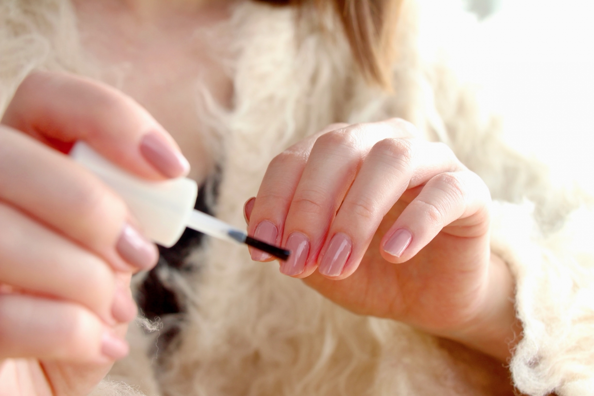 ネイルの厚塗りを改善する方法｜自然で美しい仕上がりに整えるポイント│美容情報サイト Beauty Web(ビューティーウェブ)