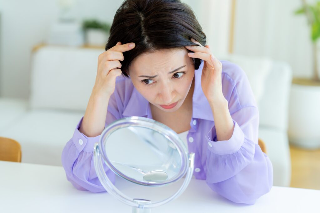 髪の毛が細くなる原因と改善方法|ハリ・コシを取り戻すヘアケア習慣│美容情報サイト Beauty Web(ビューティーウェブ)