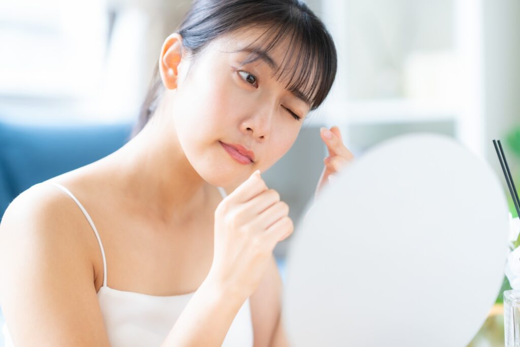 目の下のたるみを改善する方法|若々しい目元を取り戻すスキンケアと習慣│美容情報サイト Beauty Web(ビューティーウェブ)