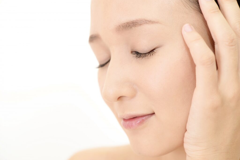 ナチュラルに仕上げる眉毛の描き方|大人女性の印象を整える自然眉メイク│美容情報サイト Beauty Web(ビューティーウェブ)