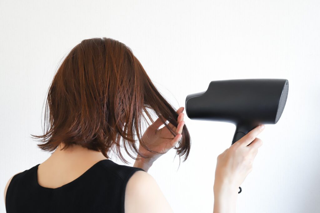 ドライヤーの冷風は意味ある?効果・正しい使い方・注意点を徹底解説│美容情報サイト Beauty Web(ビューティーウェブ)