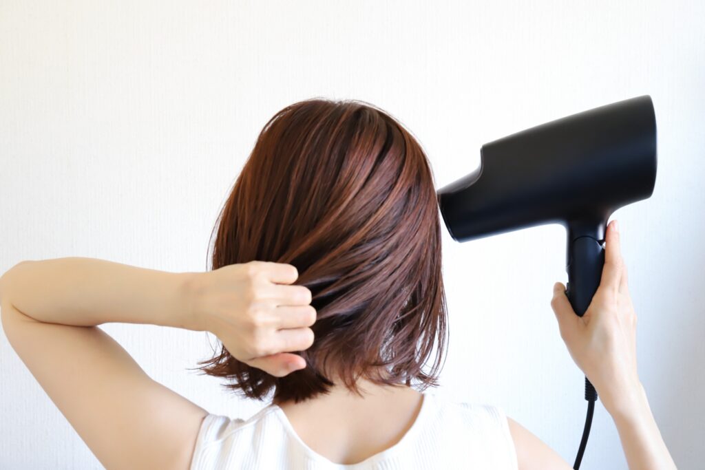 ドライヤーの冷風は意味ある?効果・正しい使い方・注意点を徹底解説│美容情報サイト Beauty Web(ビューティーウェブ)