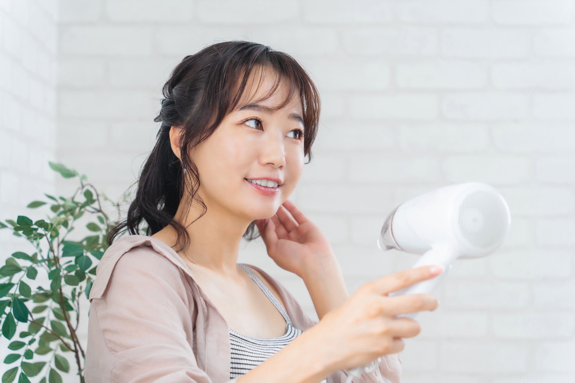 ドライヤーの冷風は意味ある?効果・正しい使い方・注意点を徹底解説│美容情報サイト Beauty Web(ビューティーウェブ)