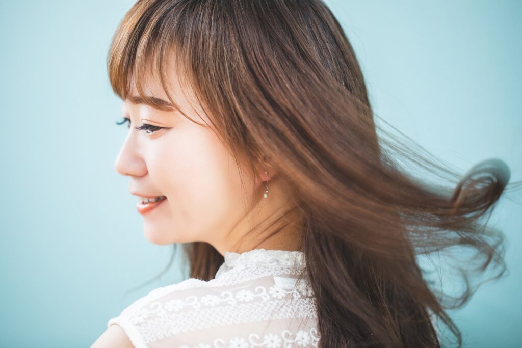 髪の摩擦を防ぐ方法を徹底解説!パサつき・切れ毛・枝毛を防ぐ正しいヘアケア習慣│美容情報サイト Beauty Web(ビューティーウェブ)