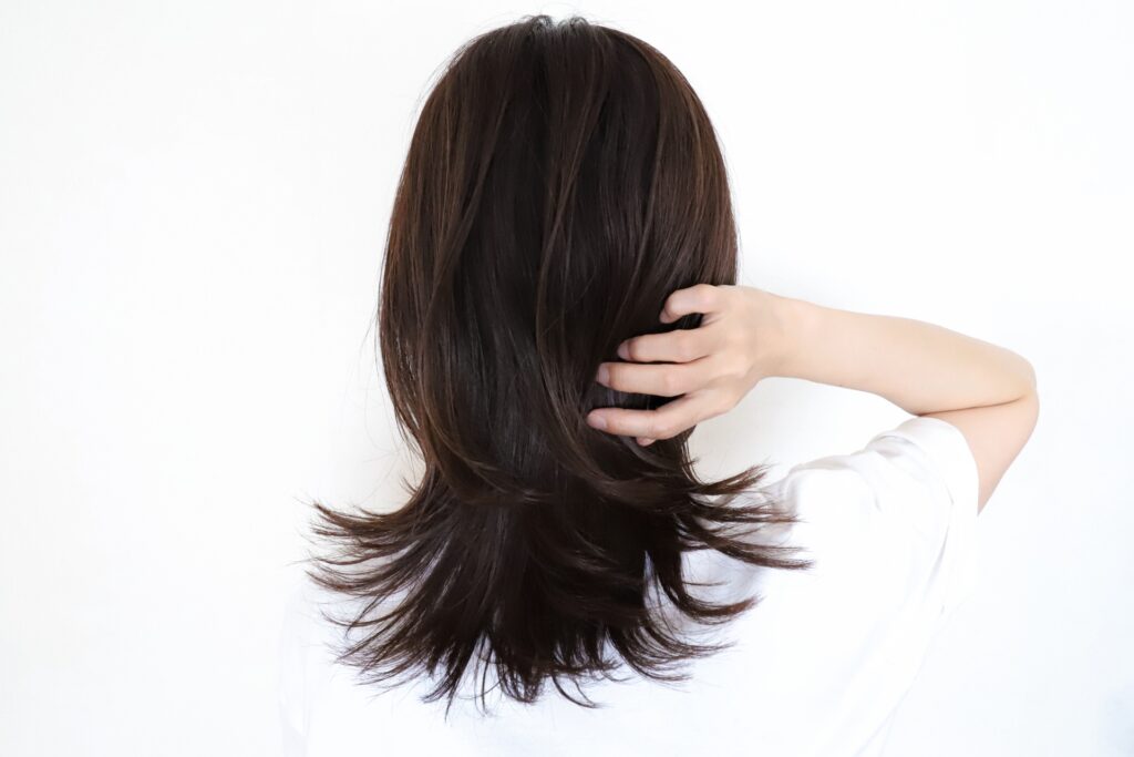 髪の摩擦を防ぐ方法を徹底解説!パサつき・切れ毛・枝毛を防ぐ正しいヘアケア習慣│美容情報サイト Beauty Web(ビューティーウェブ)