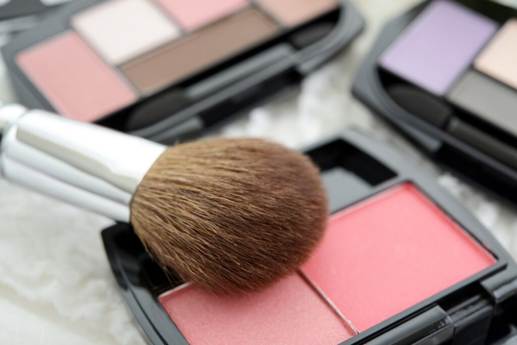 チークが濃くなりすぎた時の直し方！今すぐできる応急処置と失敗しない塗り方を徹底解説│美容情報サイト Beauty Web(ビューティーウェブ)