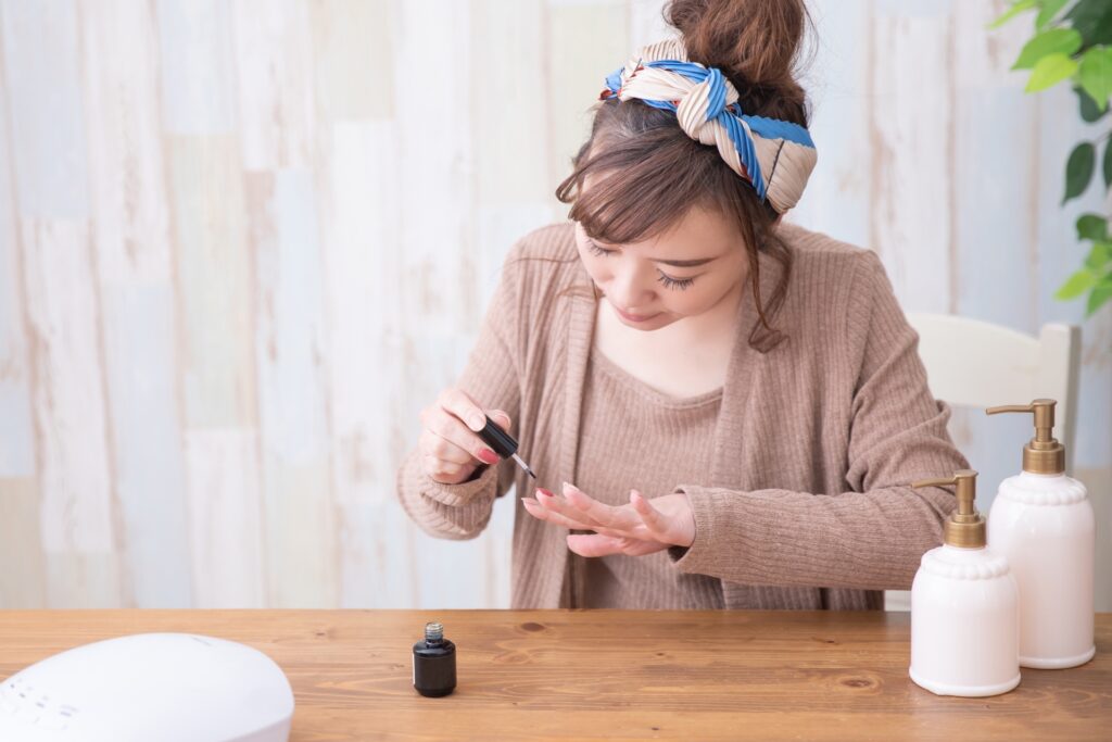 セルフジェルネイルで爪先が浮く原因とは？失敗しない下準備と長持ちさせる対策を徹底解説│美容情報サイト Beauty Web(ビューティーウェブ)