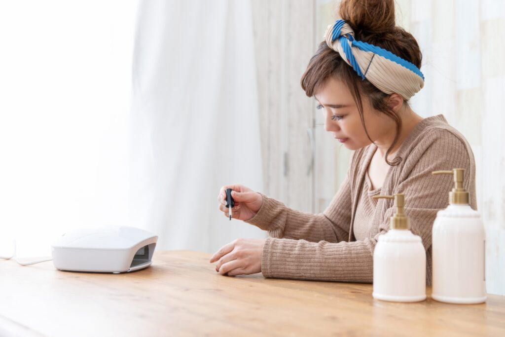 女性のセルフネイルで多発！ジェルネイルの硬化不足の原因と正しい対処法を徹底解説│美容情報サイト Beauty Web(ビューティーウェブ)