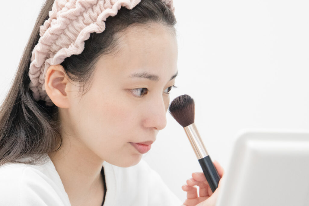 チークが濃くなりすぎた時の直し方！今すぐできる応急処置と失敗しない塗り方を徹底解説│美容情報サイト Beauty Web(ビューティーウェブ)