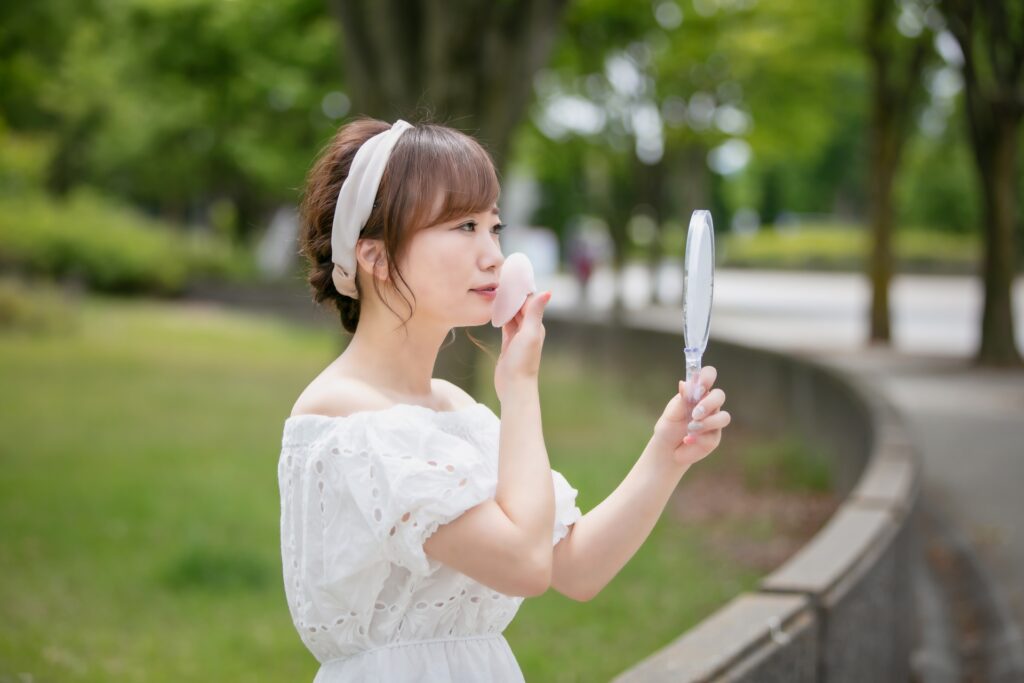 チークが濃くなりすぎた時の直し方！今すぐできる応急処置と失敗しない塗り方を徹底解説│美容情報サイト Beauty Web(ビューティーウェブ)