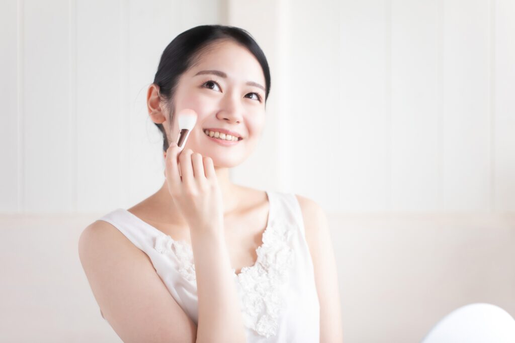 チークが濃くなりすぎた時の直し方！今すぐできる応急処置と失敗しない塗り方を徹底解説│美容情報サイト Beauty Web(ビューティーウェブ)