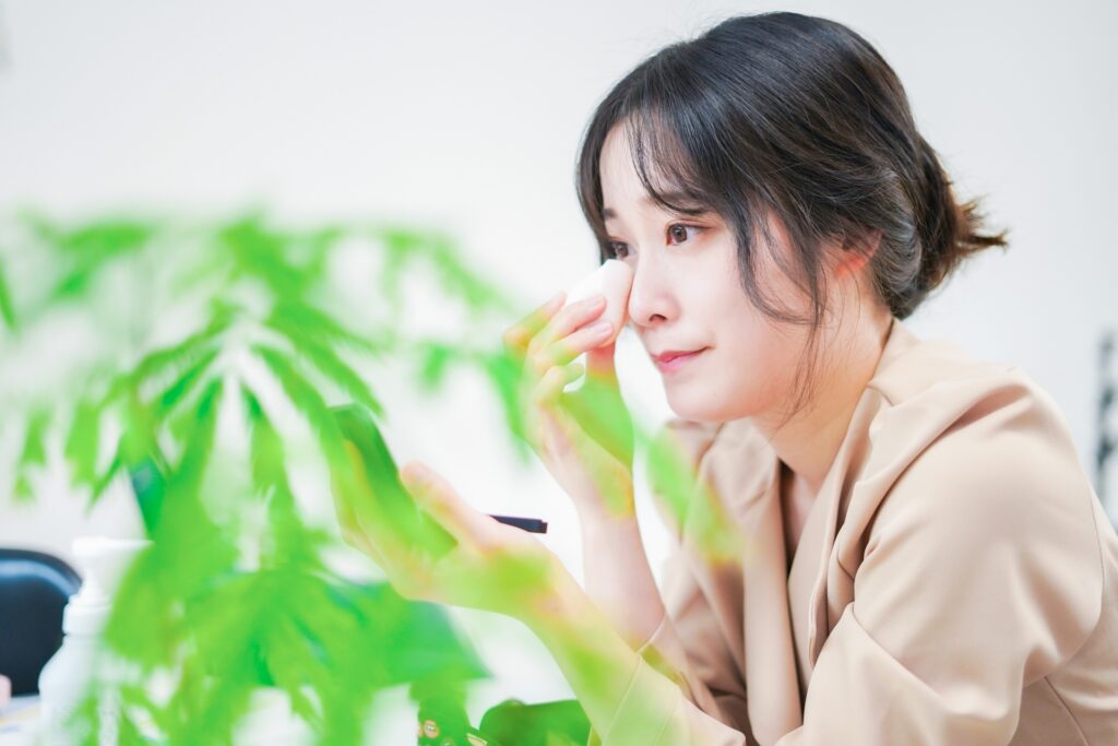 ファンデの厚塗りを防ぐ方法！ナチュラルで崩れにくいベースメイクの作り方│美容情報サイト Beauty Web(ビューティーウェブ)