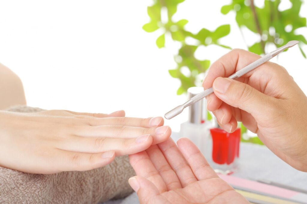 ネイルの先端が欠ける原因と対処法!今すぐ直す方法と長持ちさせるコツ│美容情報サイト Beauty Web(ビューティーウェブ)