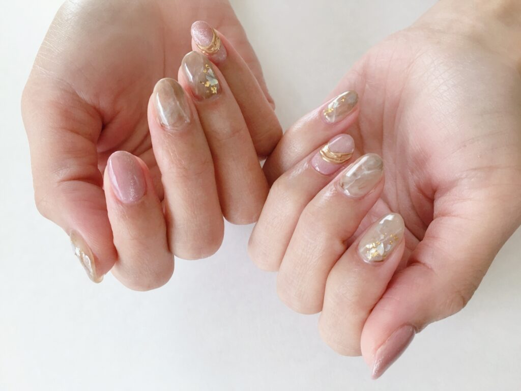 ジェルネイルを綺麗に塗る方法！初心者でもムラなく仕上げるコツ│美容情報サイト Beauty Web(ビューティーウェブ)