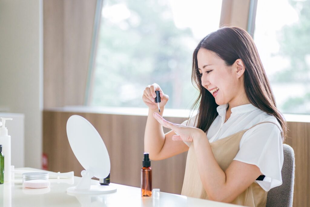 ジェルネイルを綺麗に塗る方法！初心者でもムラなく仕上げるコツ│美容情報サイト Beauty Web(ビューティーウェブ)