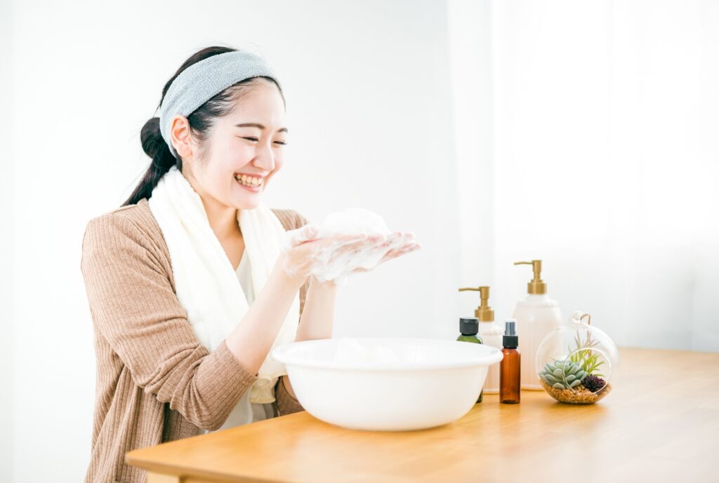 朝のスキンケアの正しい順番とは？美容効果を高める基本と時短のコツを解説│美容情報サイト Beauty Web(ビューティーウェブ)