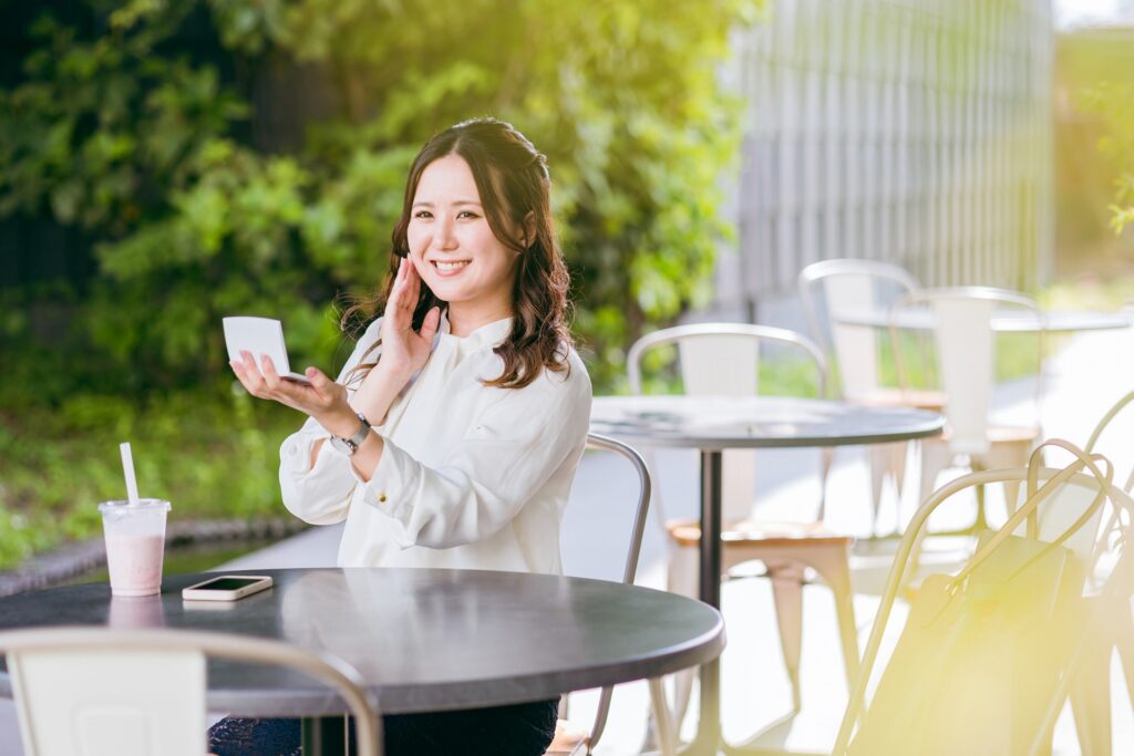 外出先でのメイク崩れの直し方！化粧直しのコツと持ち歩きたいアイテムを解説│美容情報サイト Beauty Web(ビューティーウェブ)