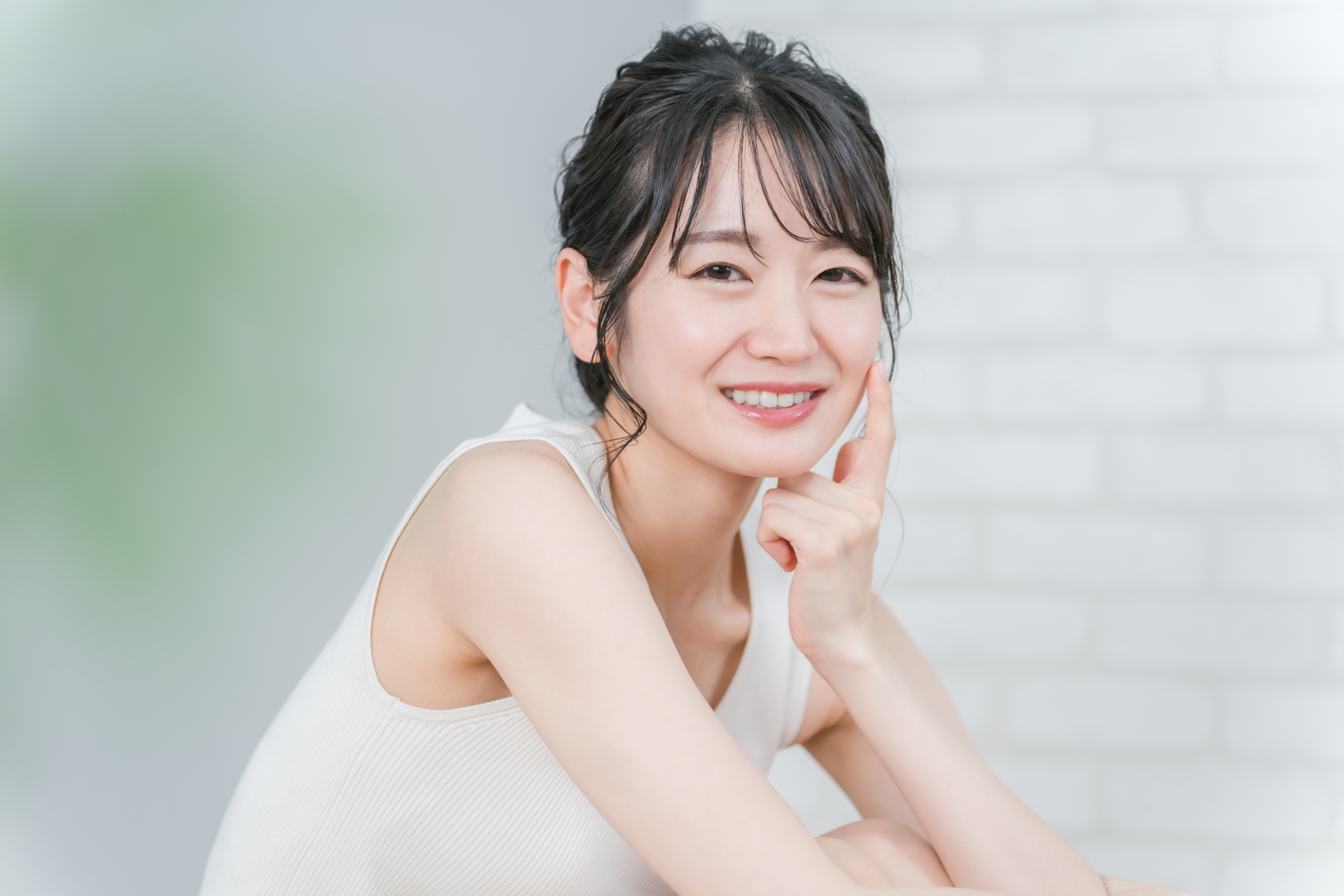 外出先でのメイク崩れの直し方！化粧直しのコツと持ち歩きたいアイテムを解説│美容情報サイト Beauty Web(ビューティーウェブ)