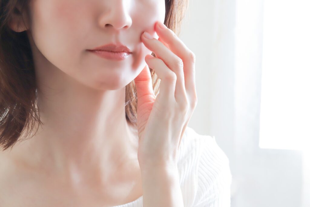外出先でのメイク崩れの直し方！化粧直しのコツと持ち歩きたいアイテムを解説│美容情報サイト Beauty Web(ビューティーウェブ)