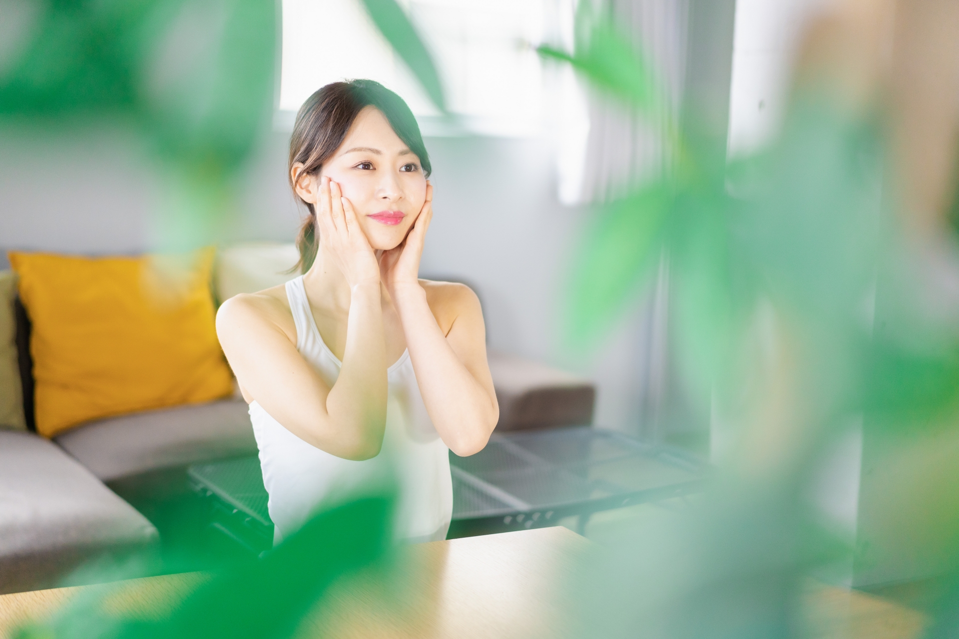 【原因別】くすみ改善方法を徹底解説！肌の透明感を取り戻すスキンケアと生活習慣│美容情報サイト Beauty Web(ビューティーウェブ)