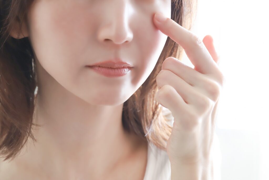 【原因別】くすみ改善方法を徹底解説！肌の透明感を取り戻すスキンケアと生活習慣│美容情報サイト Beauty Web(ビューティーウェブ)