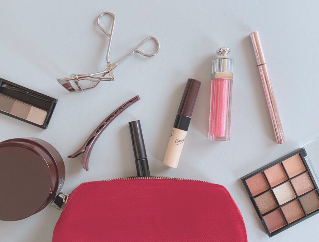 外出先の時短メイク術！崩れを直してきれいに見せるコツを解説│美容情報サイト Beauty Web(ビューティーウェブ)