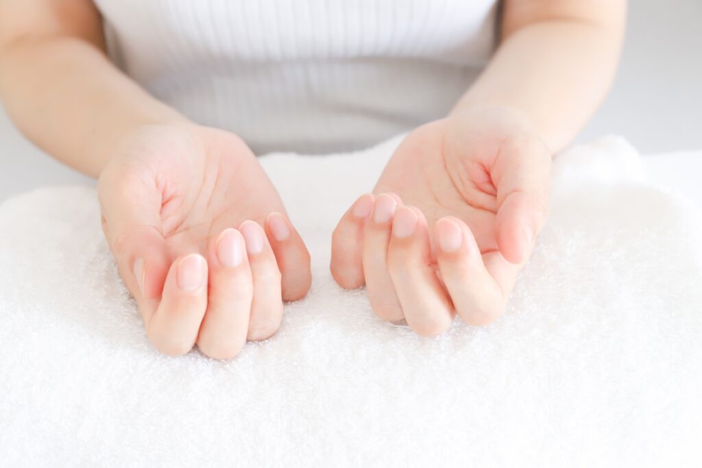 爪をピンクにする方法とは？血色よく見える指先を目指すネイルケアを解説│美容情報サイト Beauty Web(ビューティーウェブ)