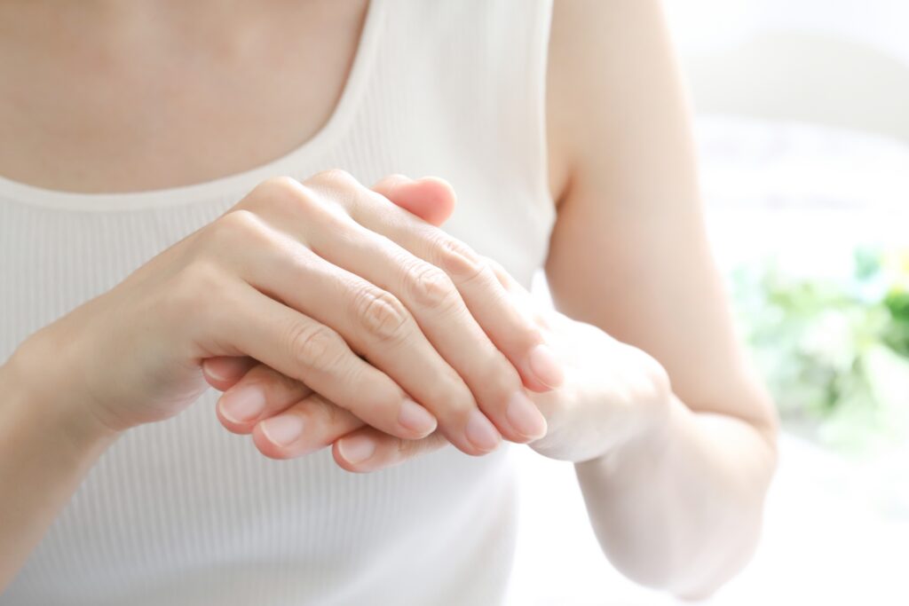 大人の深爪の治し方とは？原因と爪を伸ばすためのネイルケア方法を解説│美容情報サイト Beauty Web(ビューティーウェブ)