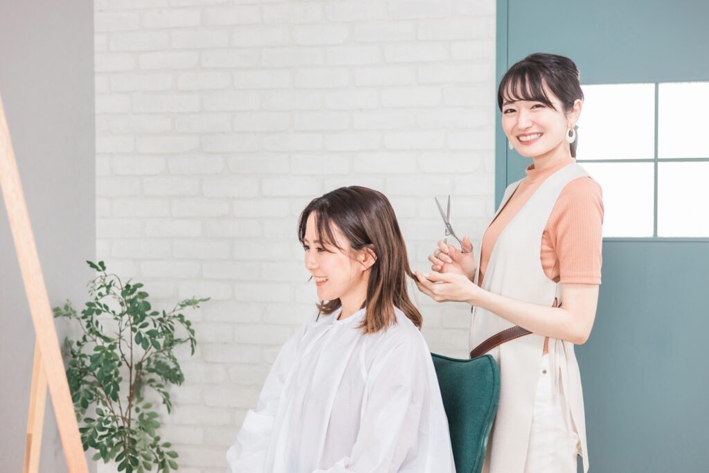 髪のボリュームを抑える方法とは？広がる原因とまとまりやすいヘアケアを解説│美容情報サイト Beauty Web(ビューティーウェブ)