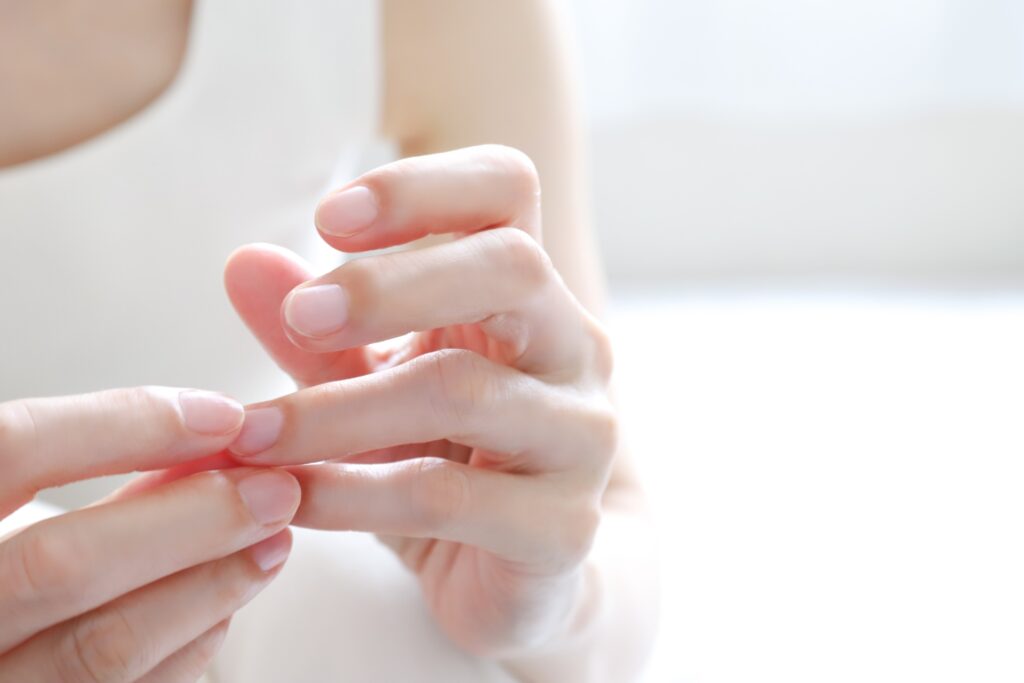 大人の深爪の治し方とは？原因と爪を伸ばすためのネイルケア方法を解説│美容情報サイト Beauty Web(ビューティーウェブ)