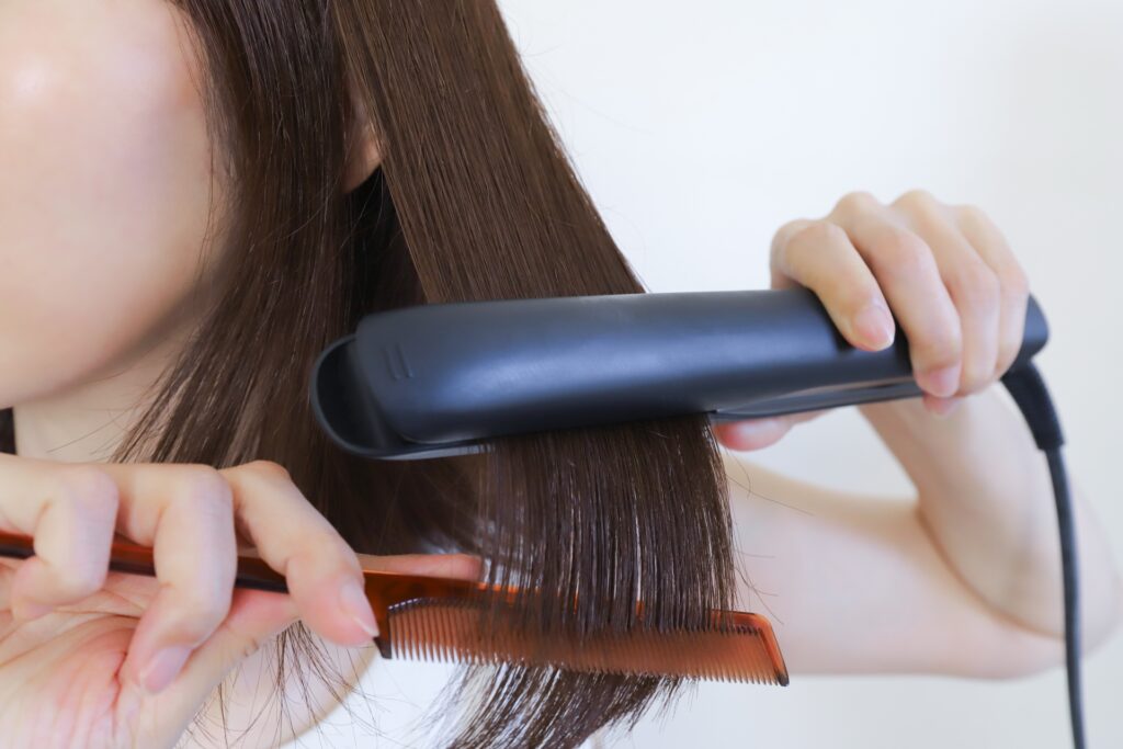 髪のボリュームを抑える方法とは？広がる原因とまとまりやすいヘアケアを解説│美容情報サイト Beauty Web(ビューティーウェブ)