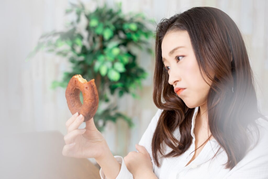 間食がやめられない原因と対策！我慢だけに頼らない整え方を解説│美容情報サイト Beauty Web(ビューティーウェブ)