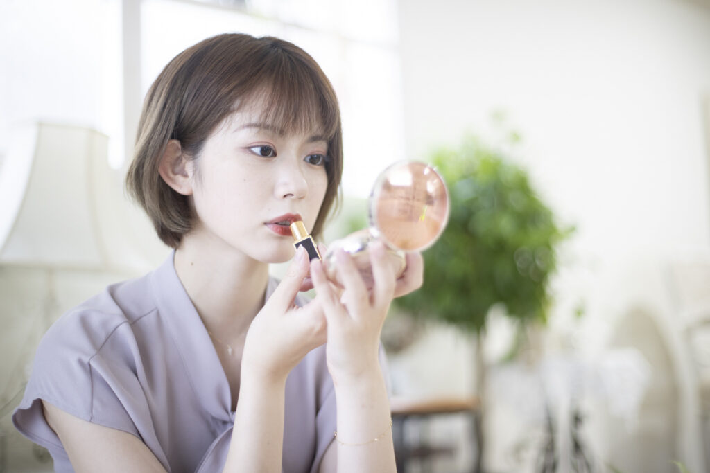 外出先の時短メイク術！崩れを直してきれいに見せるコツを解説│美容情報サイト Beauty Web(ビューティーウェブ)