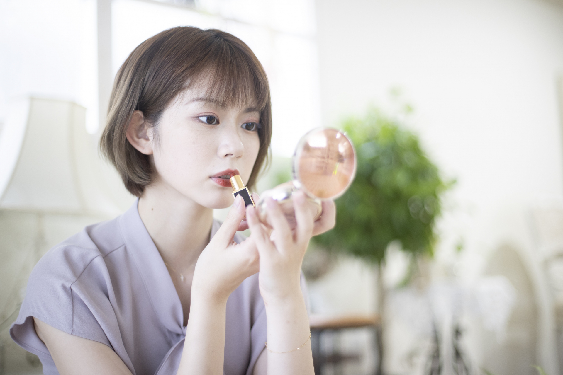 外出先の時短メイク術！崩れを直してきれいに見せるコツを解説│美容情報サイト Beauty Web(ビューティーウェブ)