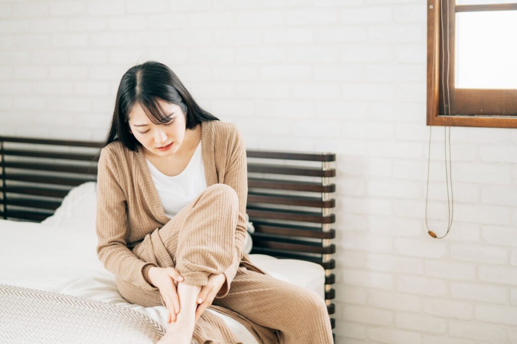 朝のむくみがひどい方へ｜体が重く感じる原因と今日からできる対策│美容情報サイト Beauty Web(ビューティーウェブ)