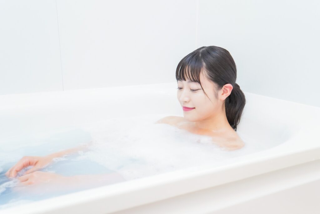 朝のむくみがひどい方へ｜体が重く感じる原因と今日からできる対策│美容情報サイト Beauty Web(ビューティーウェブ)