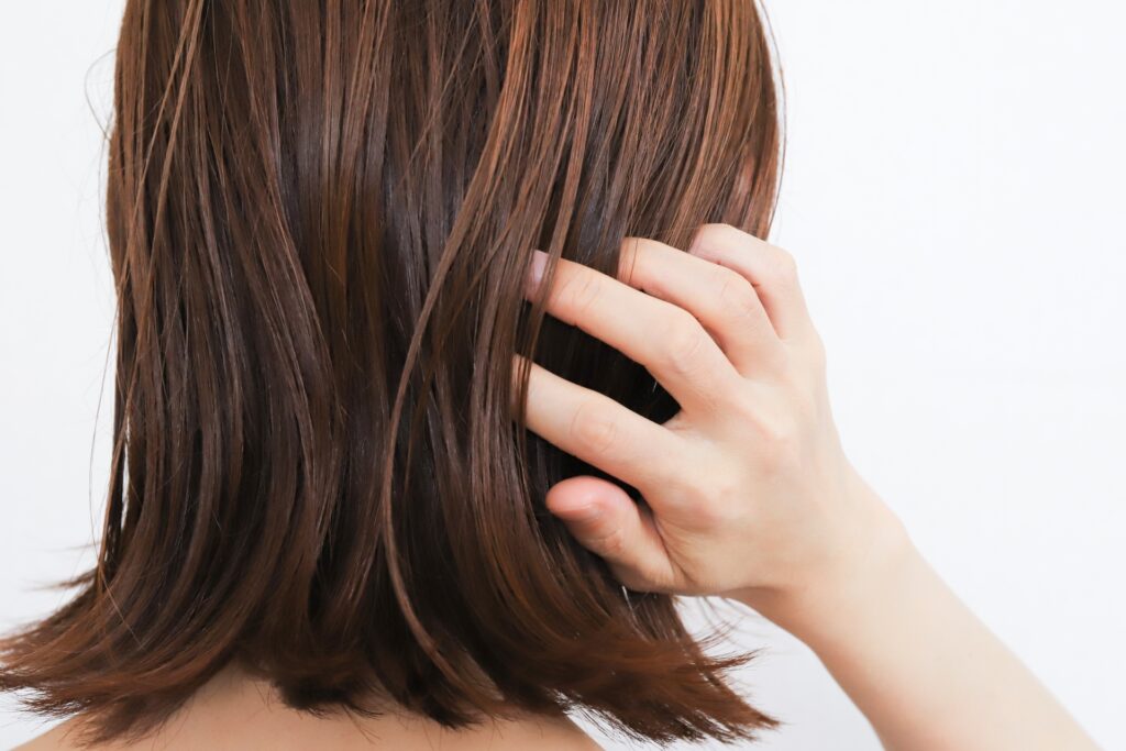 髪の毛のうねりを改善する方法は？原因別に毎日のヘアケアを見直そう│美容情報サイト Beauty Web(ビューティーウェブ)