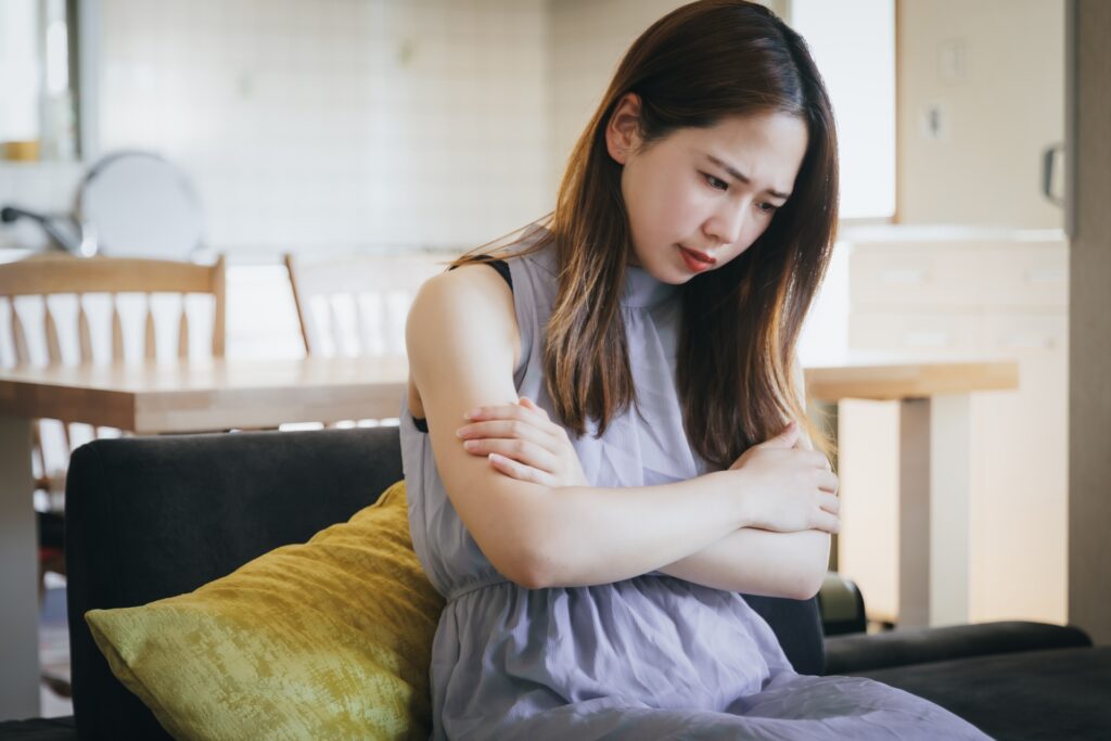 朝のむくみがひどい方へ｜体が重く感じる原因と今日からできる対策│美容情報サイト Beauty Web(ビューティーウェブ)