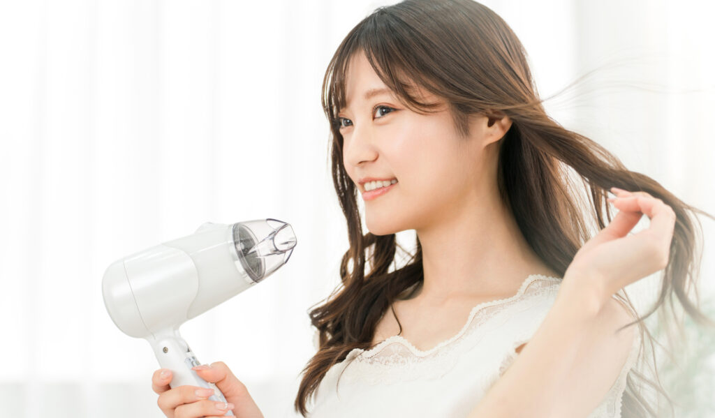 髪の毛のうねりを改善する方法は？原因別に毎日のヘアケアを見直そう│美容情報サイト Beauty Web(ビューティーウェブ)